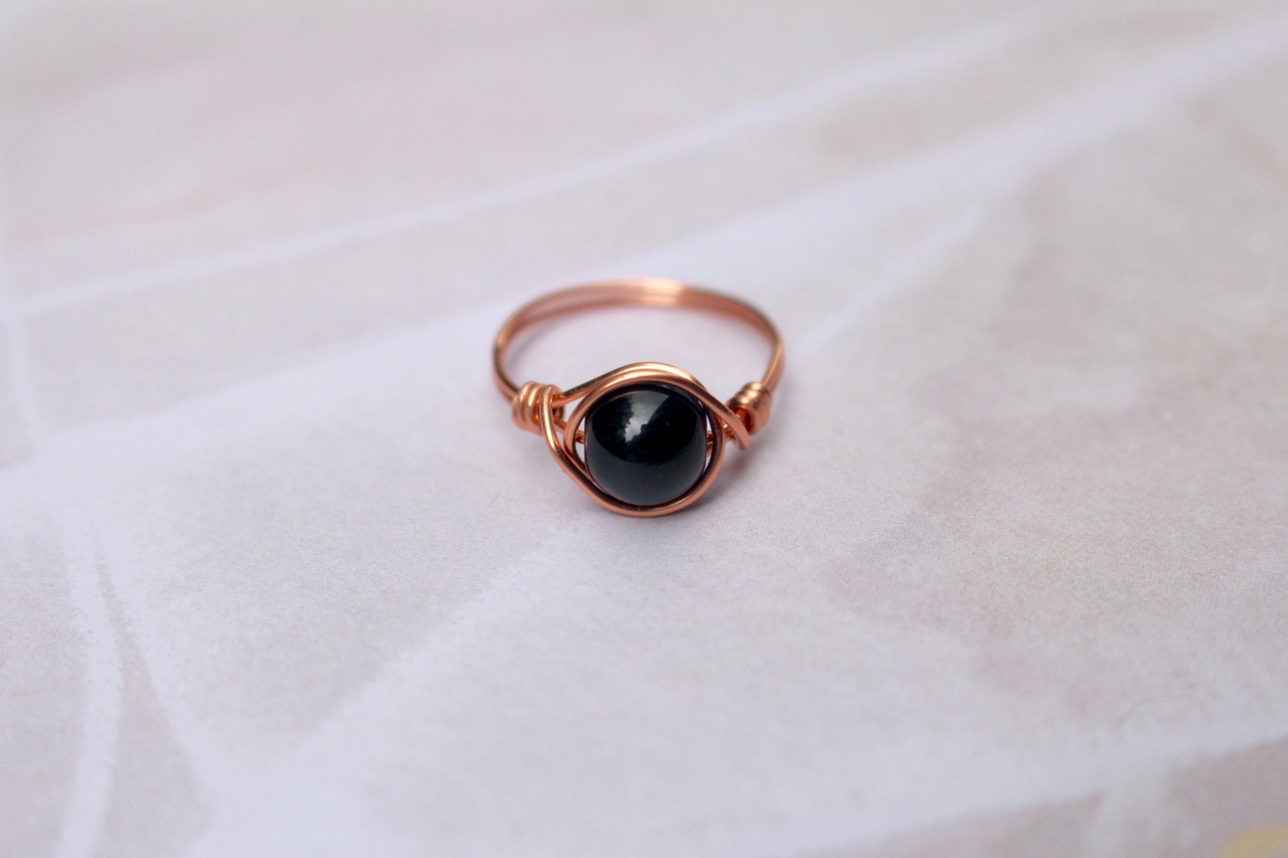Anello in filo di rame, anello in diaspro nero, anello in pietra nera, anello in rame e nero, anello con fascia in rame, anello in filo, anello avvolt