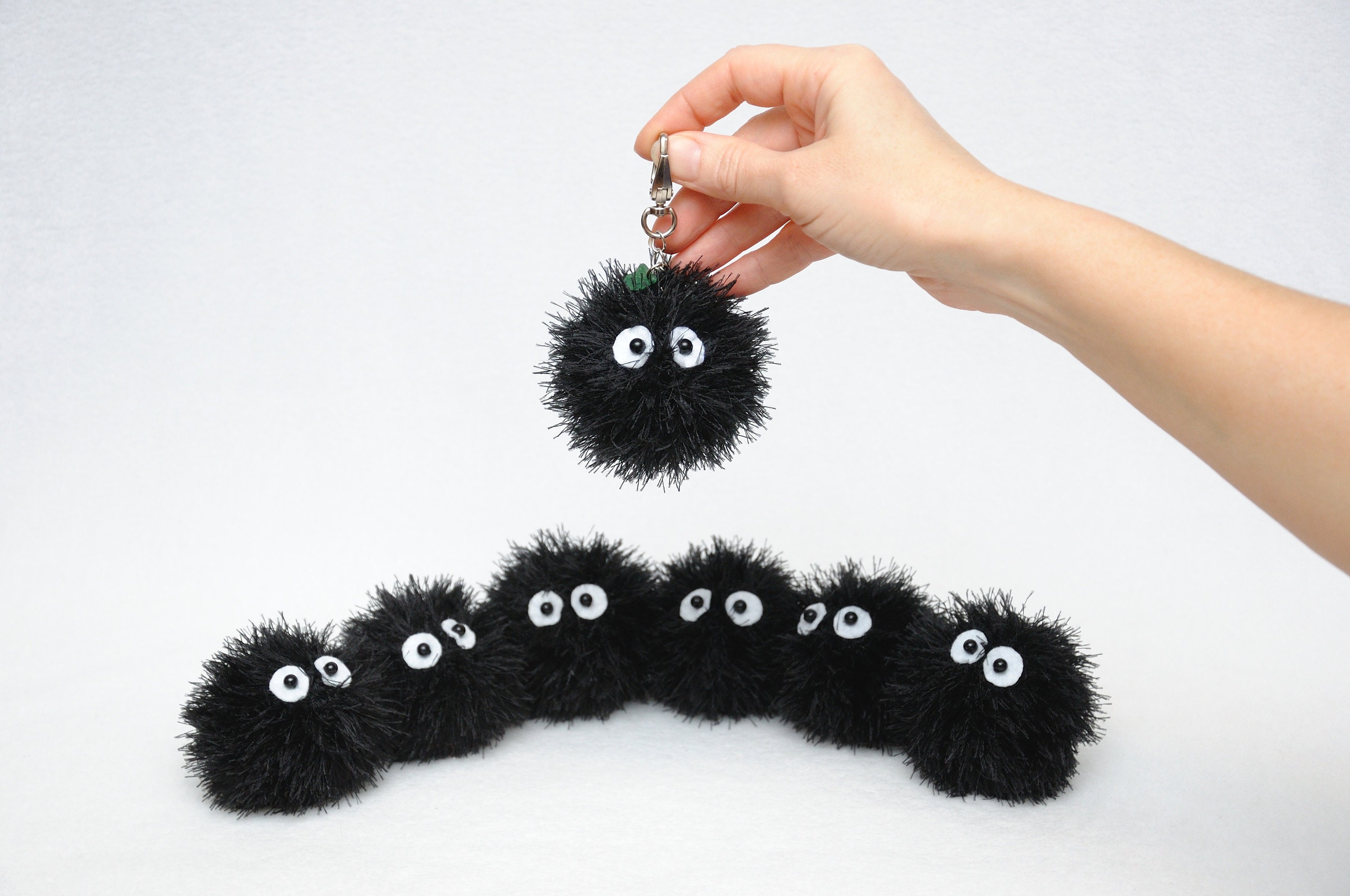 Peluche palla nera regalo per bambini per lei Giocattolo all'uncinetto Portachiavi ispirato agli anime Ciondolo per borsa Amigurumi Peluche Peluche po