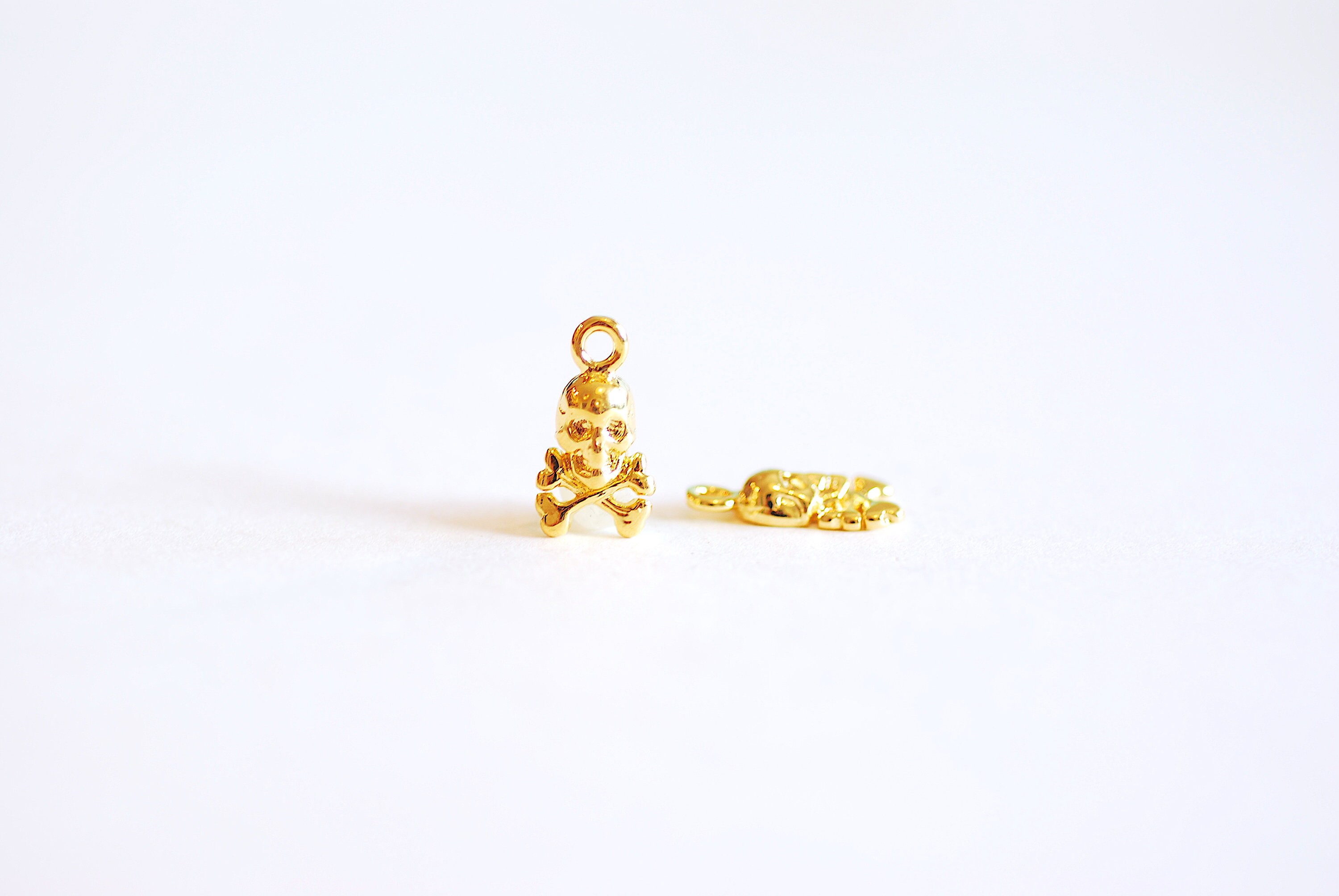 Teschio oro vermeil e ossa fascino - 22k oro placcato oltre 925 Sterling Silver, Oro Charm teschio, cranio Halloween, pirata, Tropical, testa, 120