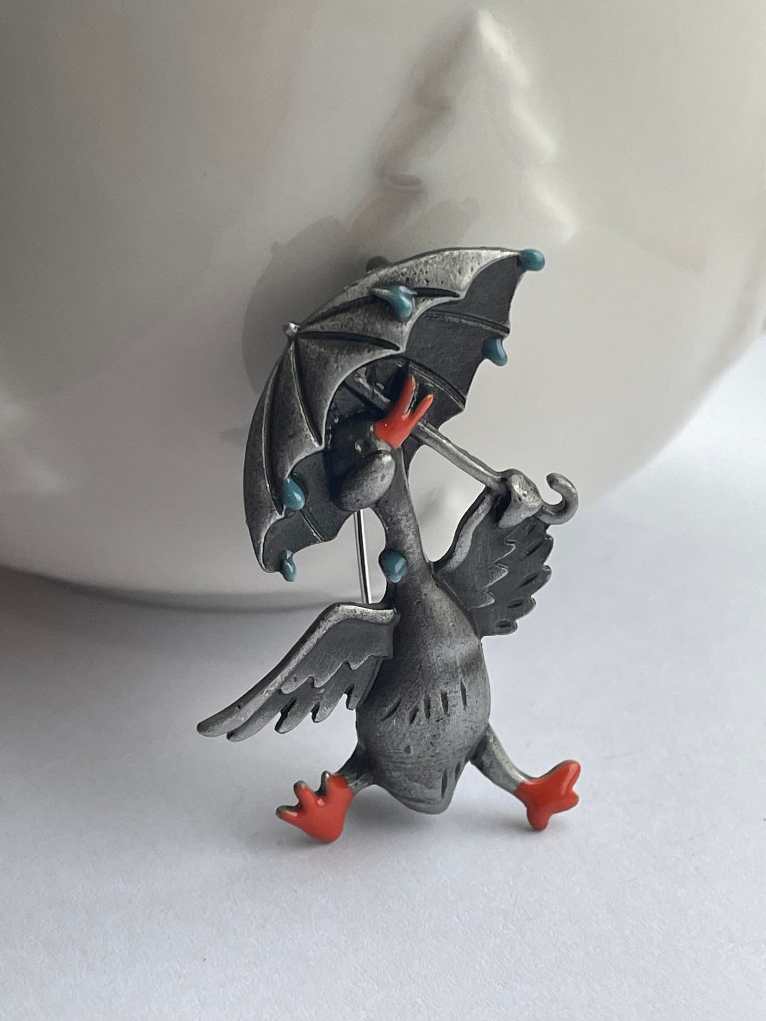 Spilla a forma di anatra che tiene un ombrello, spilla a forma di anatra, regalo a forma di anatra, gioielli a forma di anatra, ciondolo a forma di an