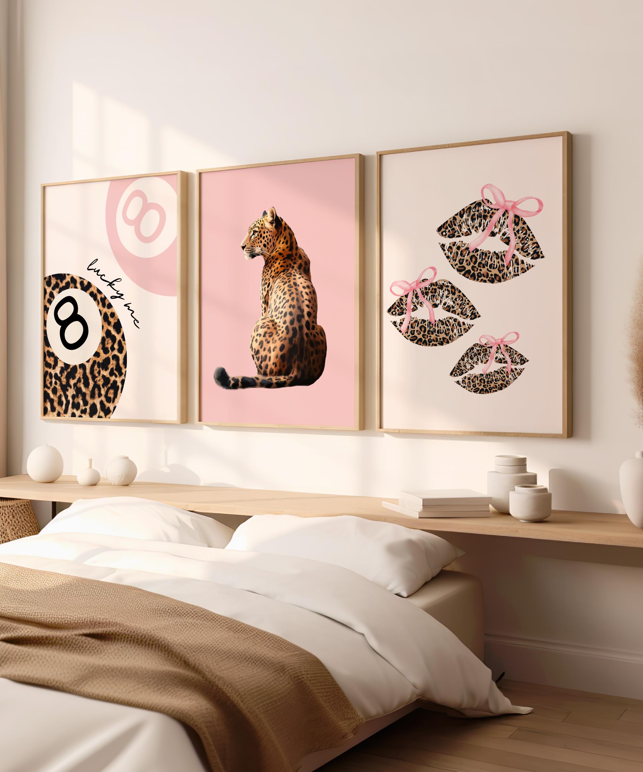 Set rosa di 3 stampe da parete leopardate Coquette Cheetah Kiss Print 8 Ball Lucky Trendy Animal Print Poster Girly Preppy Home Decor Download digital