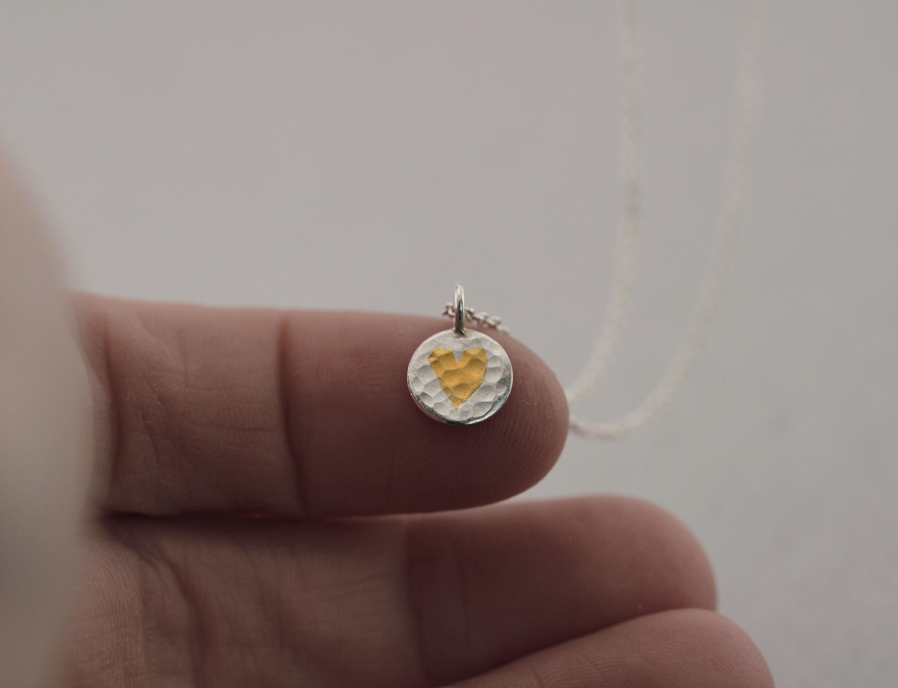 Mini ciondolo a cuore in argento e oro, argento puro 999, oro puro 24k, fatto a mano, portafortuna, orafo, collana a cuore, cuore d'oro, fatto a mano