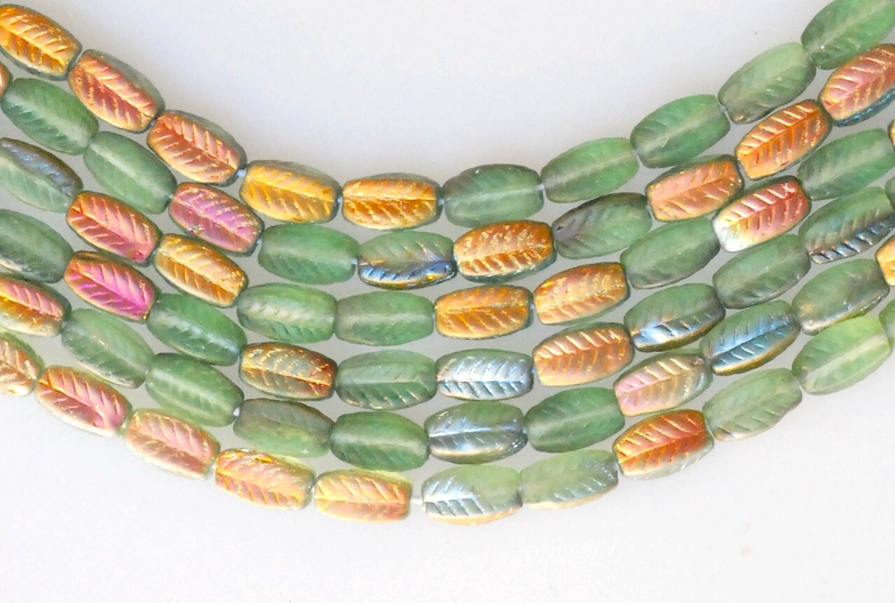 Perlina piccola a forma di foglia di piuma - Perline di vetro ceco - Perline di vetro a forma di foglia - 7 mm x 5 mm - Vari colori - Quantità 48