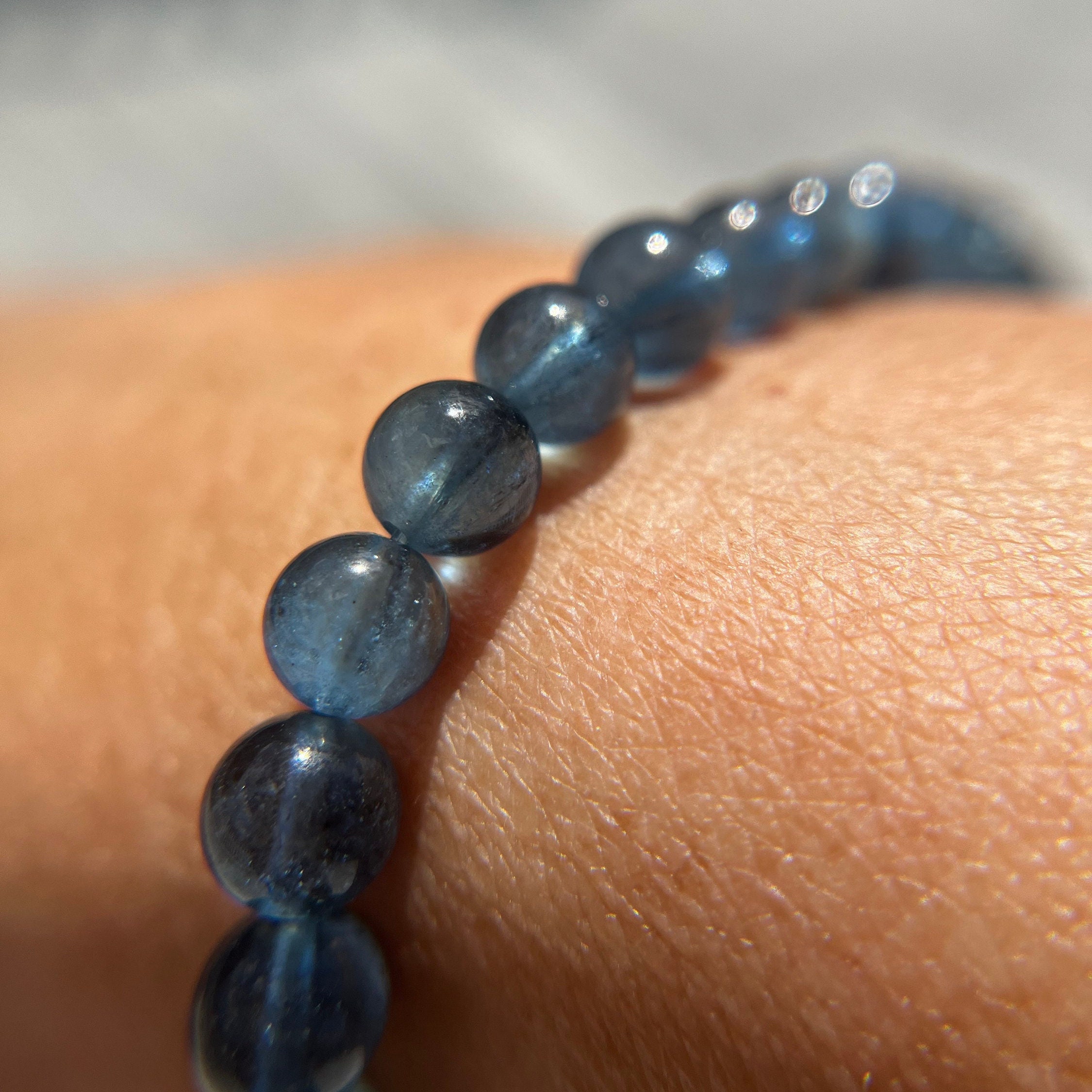 Bracciale con acquamarina rara di altissima qualità, disponibile con perline da 11,5 mm, 9,5 mm, 8,5 mm, 8 mm, 7,5 mm, 7 mm, 6 mm, 5 mm o 4,5 mm.