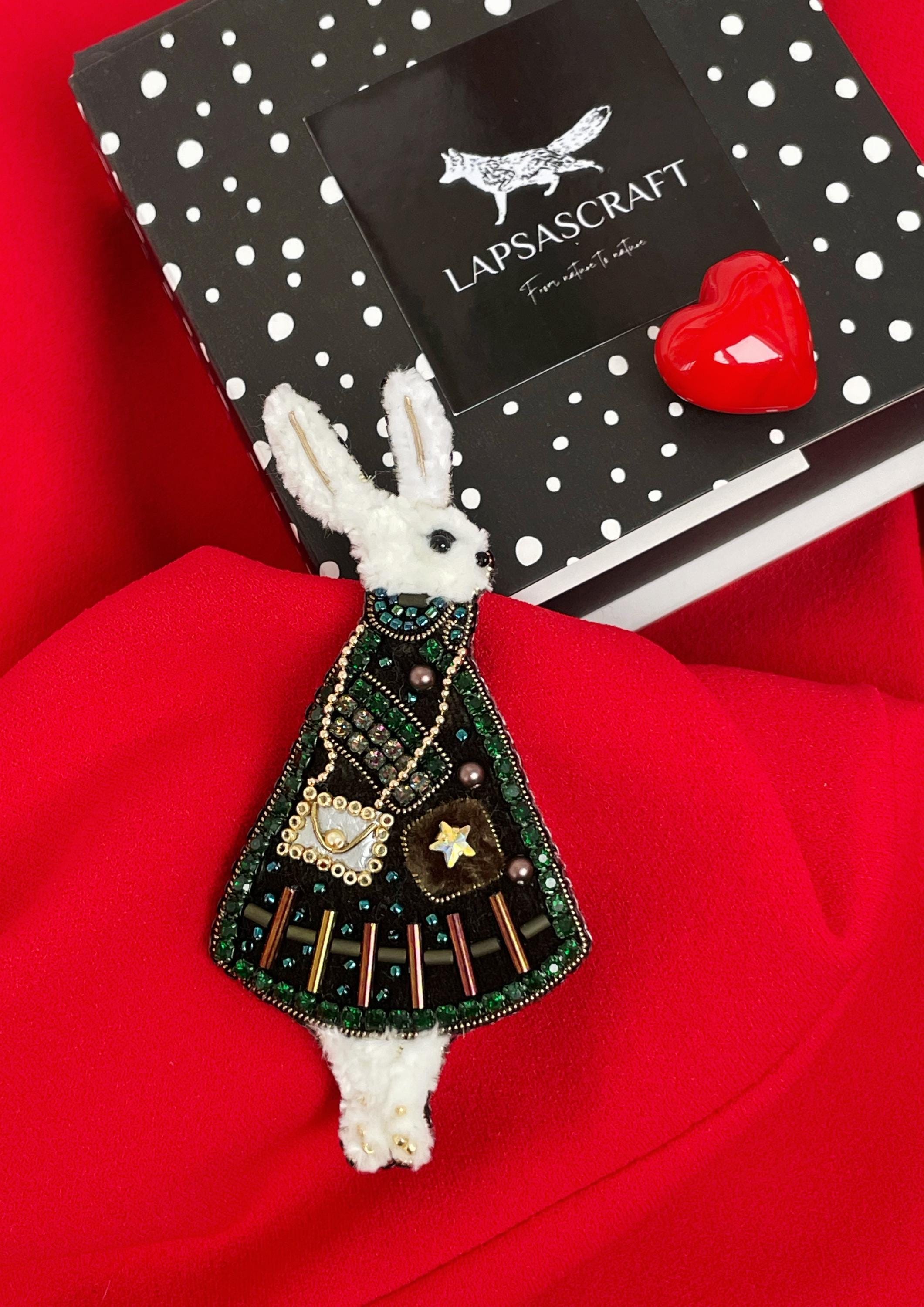 Spilla a forma di coniglio, spilla a forma di coniglio, coniglio ricamato, spilla con perline, coniglio con perline, regalo per gli amanti dei conigli