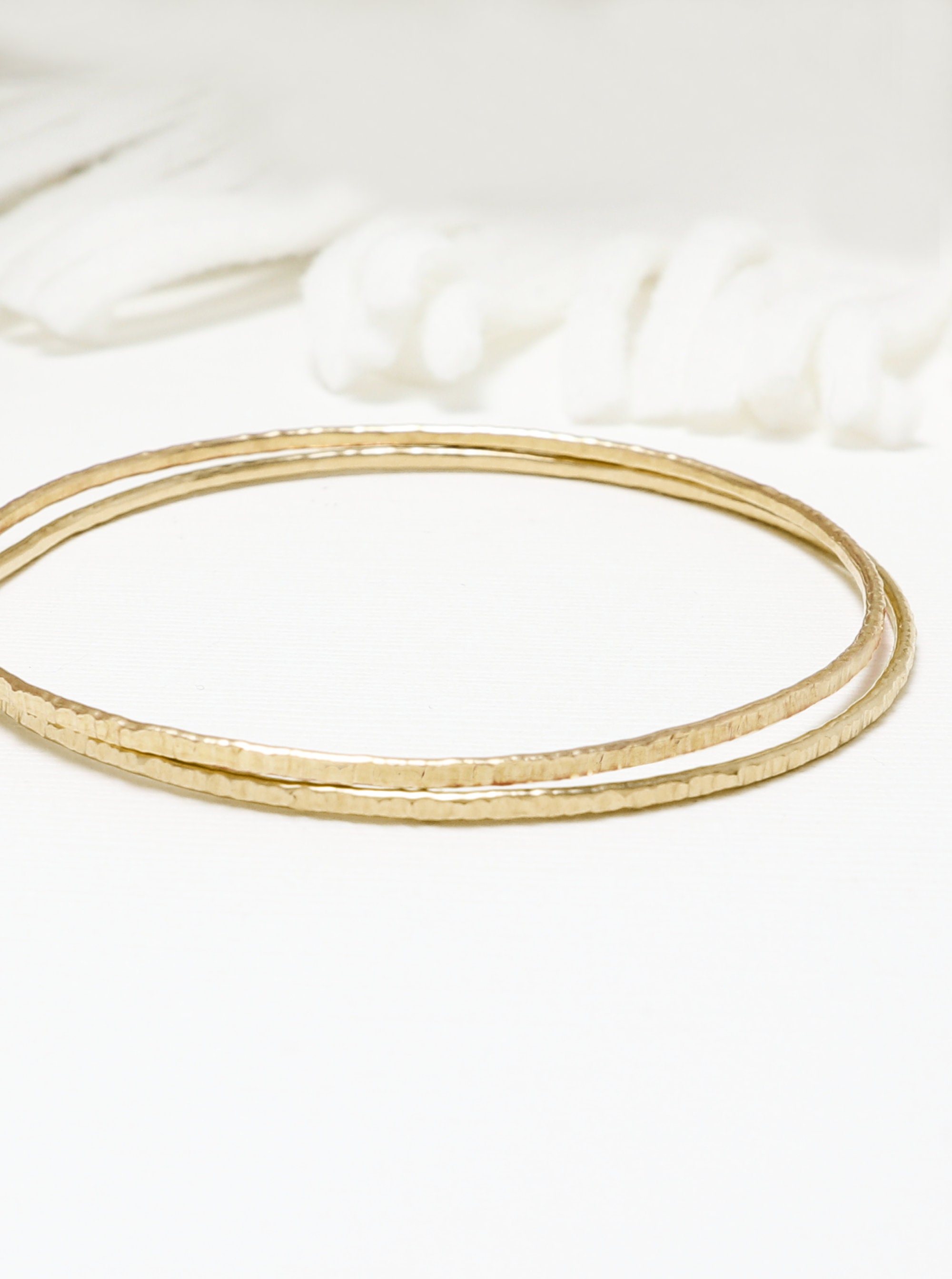 Bracciale rigido minimalista in oro, set da 2, sottile bracciale rigido riempito d'oro, braccialetti impilabili, delicato bracciale rigido da donna /