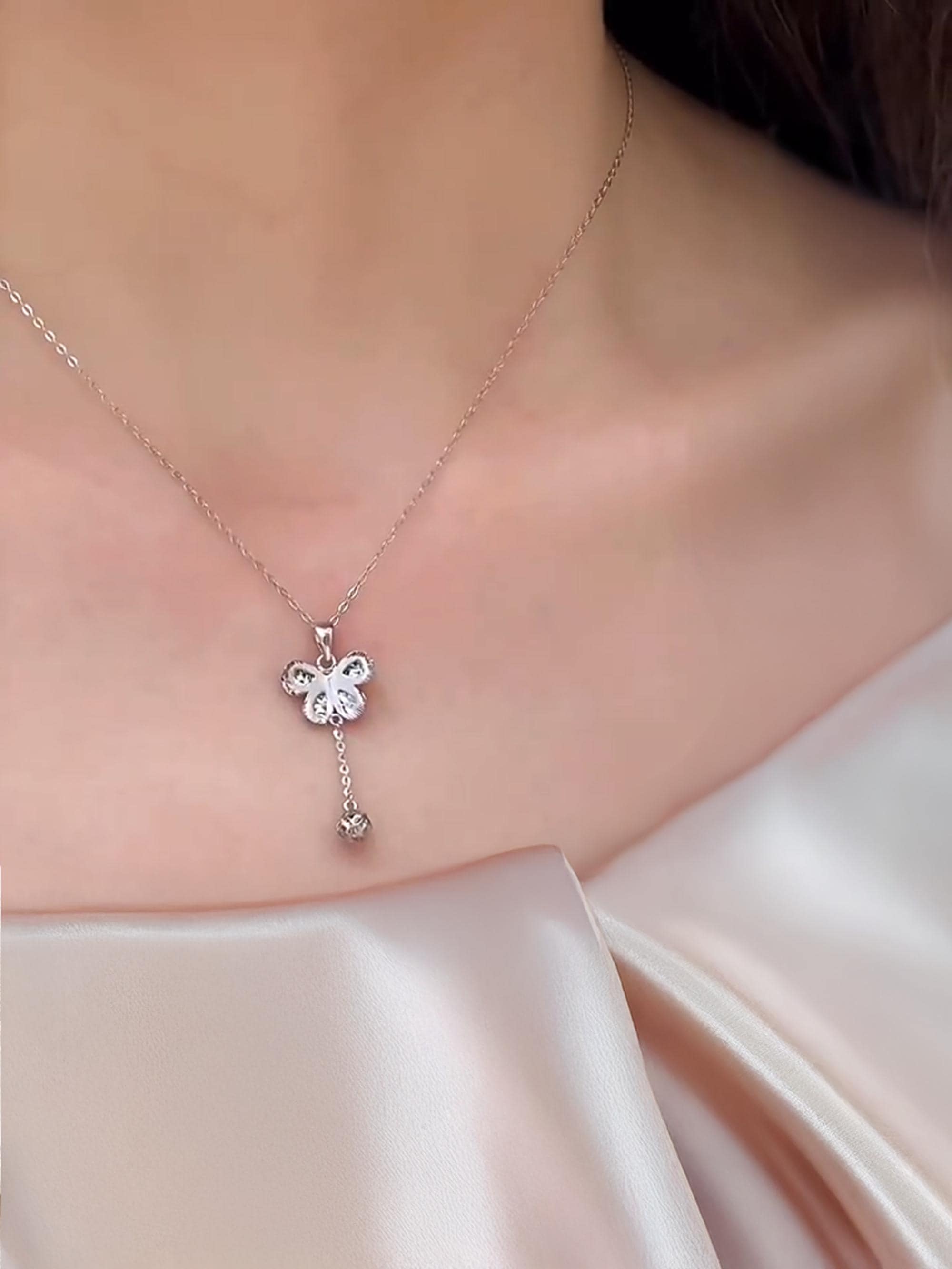 Collana con ciondolo a farfalla in platino massiccio: gioielli in Pt950 tagliati al laser