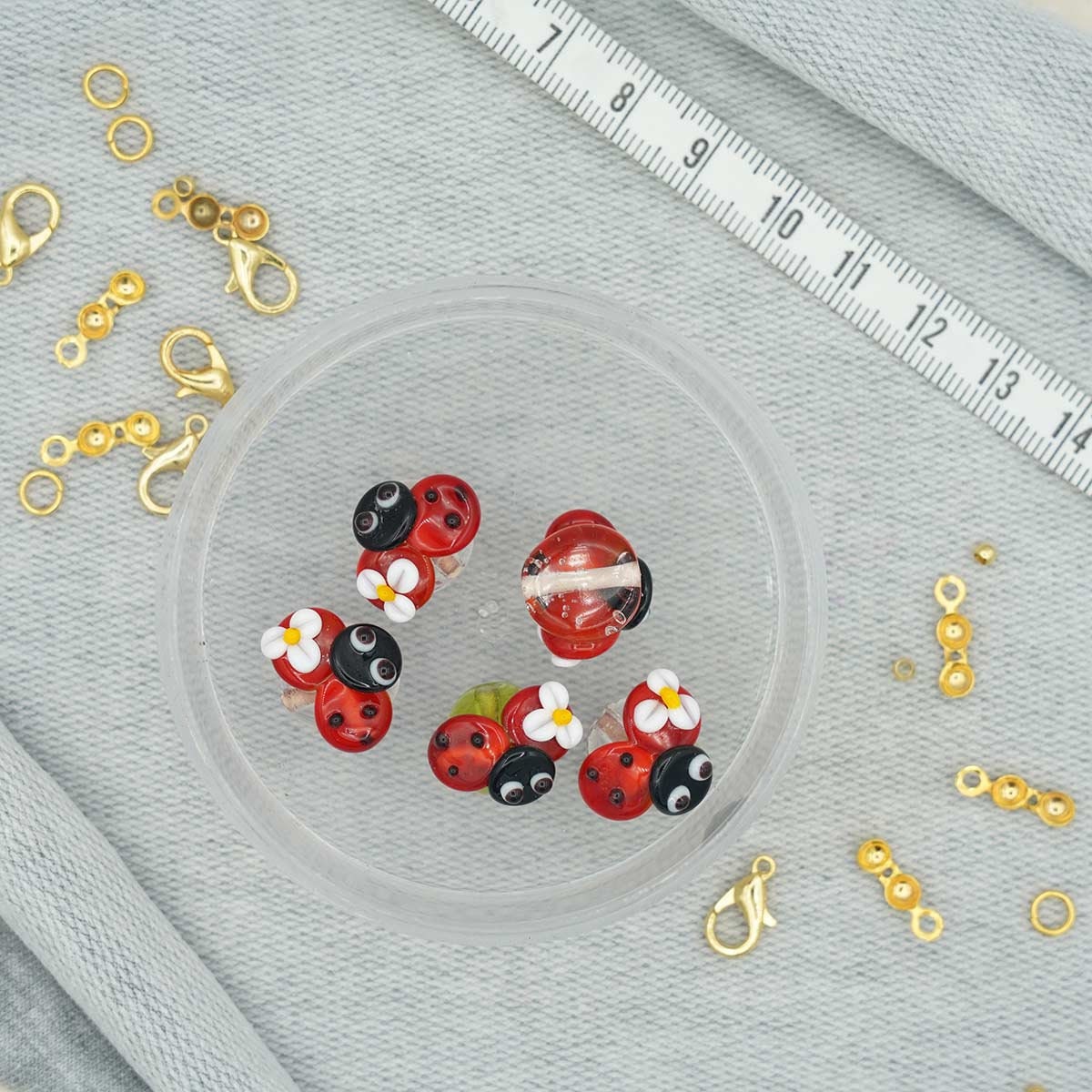 Perla in vetro di Murano, coccinella rossa in vetro di Murano lavorato a lume, perla in vetro forata, figura in vetro di Murano realizzata a mano, cio