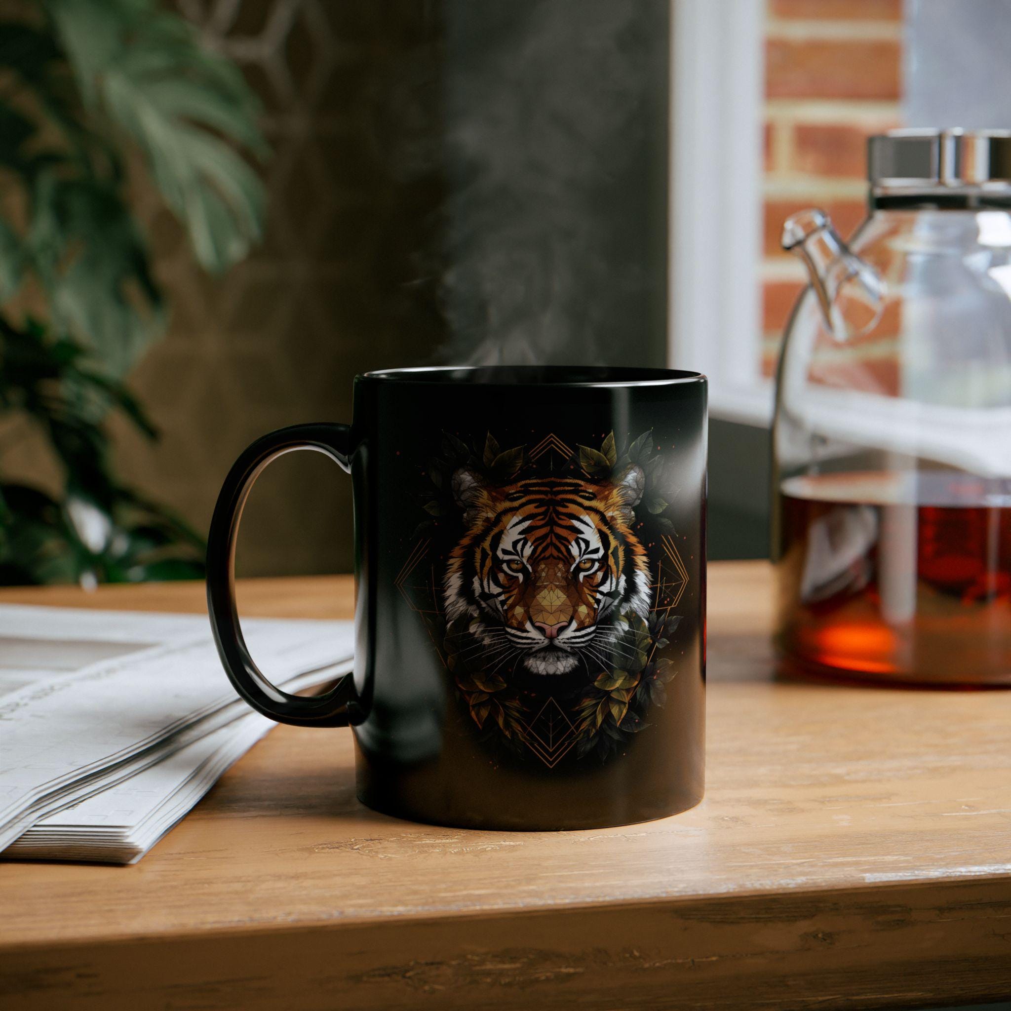Tazza nera con tigre Tazza con design tigre Tazza con tigre Tazza da caffè Tazza da caffè Tazza con natura Tazza con design animale Tazza da caffè Taz