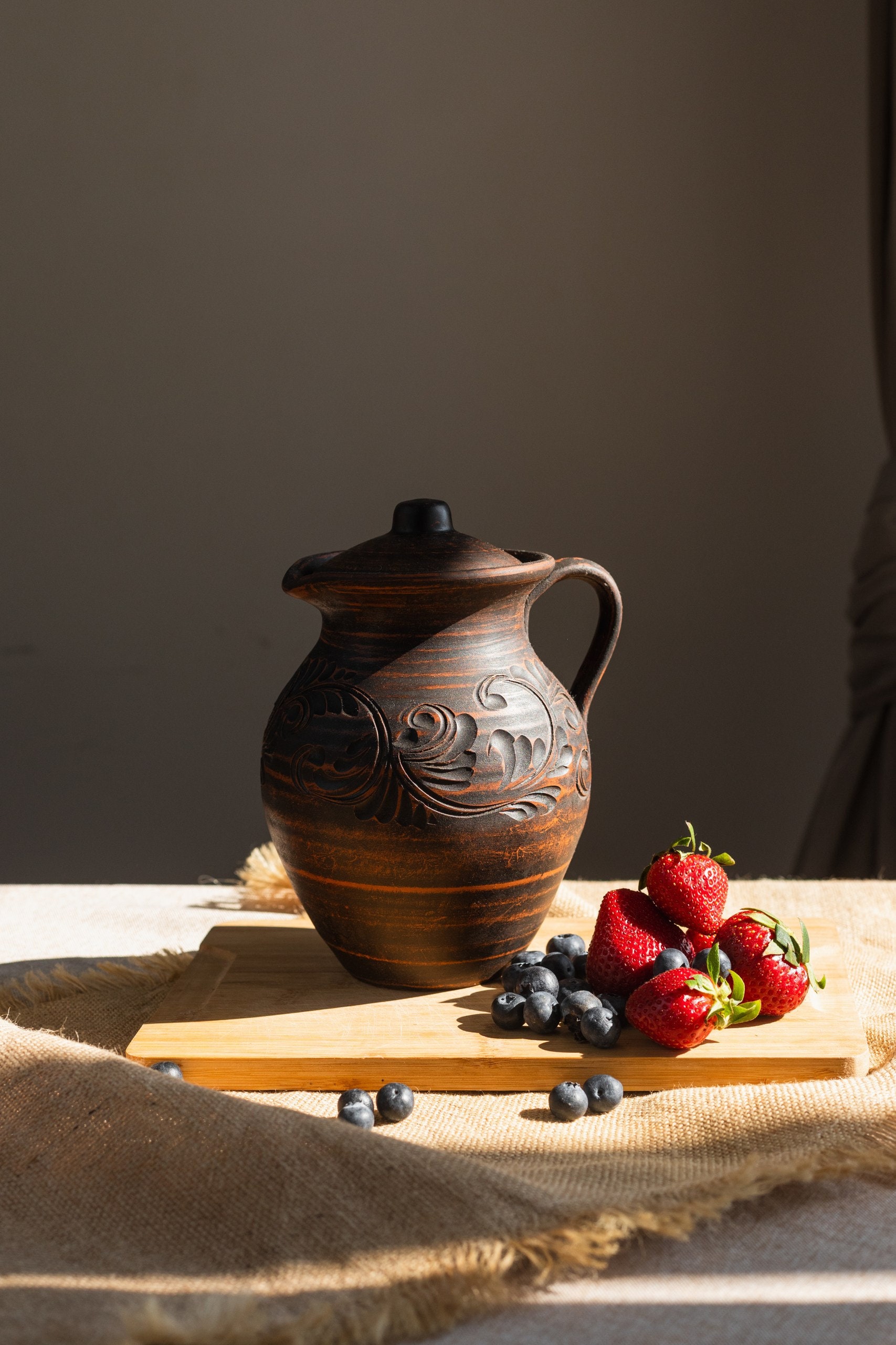Brocca in ceramica rossa per acqua, brocca per vino, brocca in terracotta fatta a mano con manico, ceramica non smaltata, stoviglie rustiche, stovigli