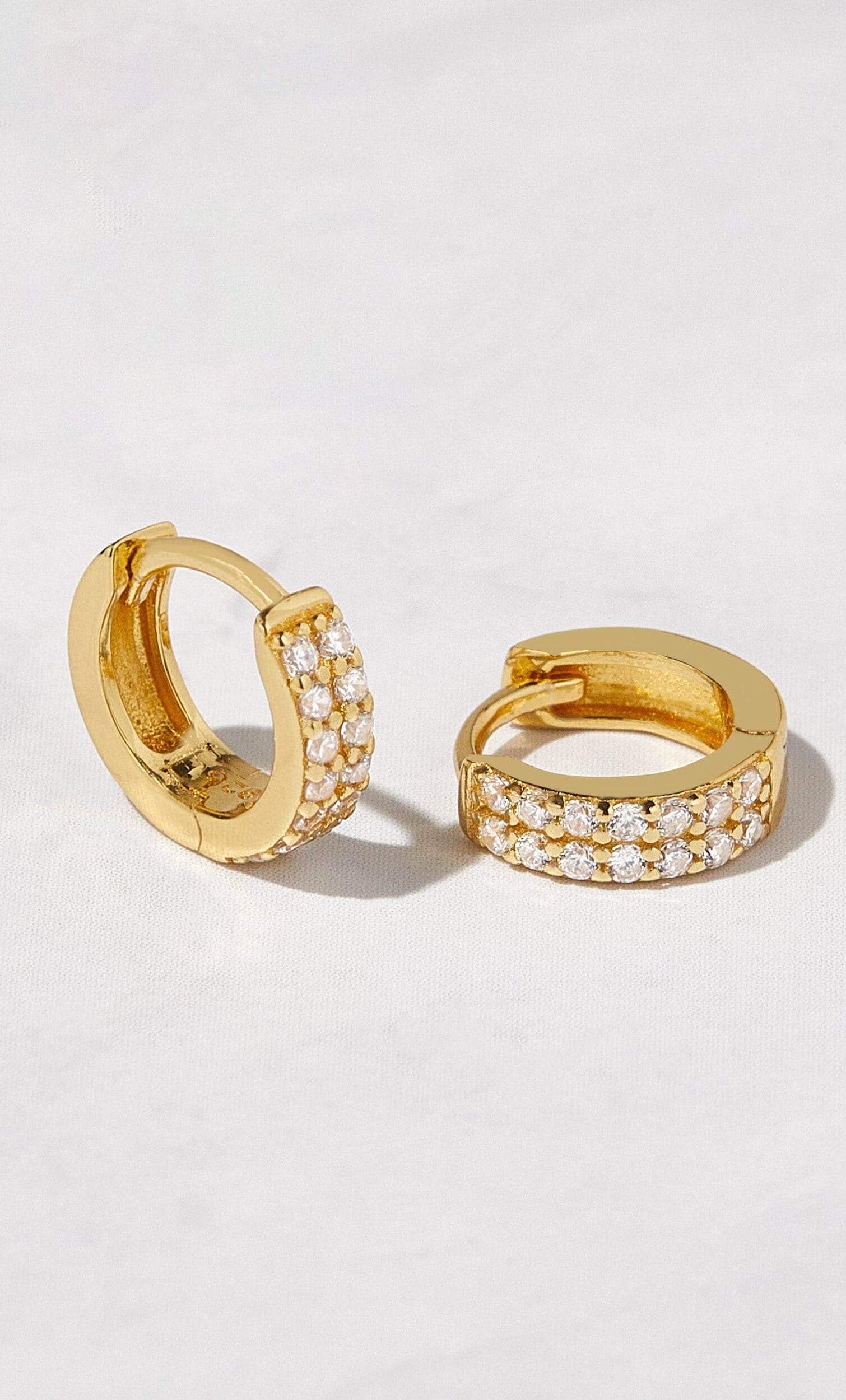 Orecchini Huggie con diamanti, orecchini Huggie in oro con zirconi cubici, orecchini Huggie, piccoli orecchini a cerchio in oro, orecchini a cerchio d