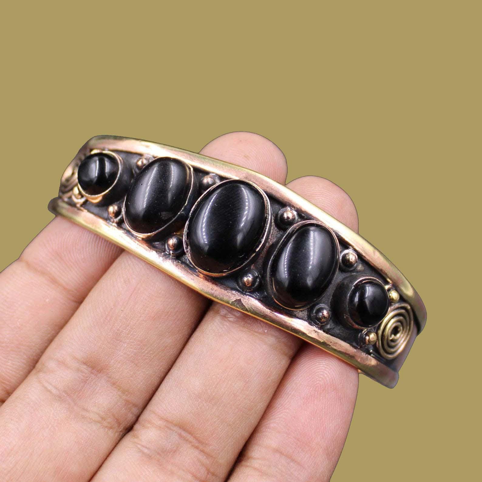 Bracciale rigido in onice nero con pietre preziose, bracciale rigido in rame, bracciale rigido fatto a mano, bracciale rigido in onice nero, gioielli