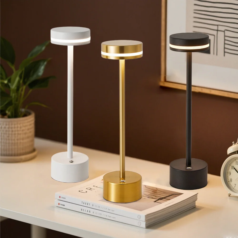 Einfache LED wiederaufladbare Touch Metall Tischlampe drei Farben Nachttisch kreative Umgebungslichtleiste Außendekoration Nachtlicht