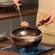 Padella per wok in ferro con pentola a pancia grande e padelle per friggere con coperchio in legno, padella antiaderente, wok cinese martellato a mano con fondo piatto non rivestito