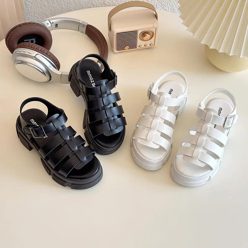 2025, neue Sandalen mit dickem Boden, ein Wort, mittlerer Absatz, lässiger Sommer, grober Absatz, weicher Boden, vielseitige Sandalen, römische Schuhe