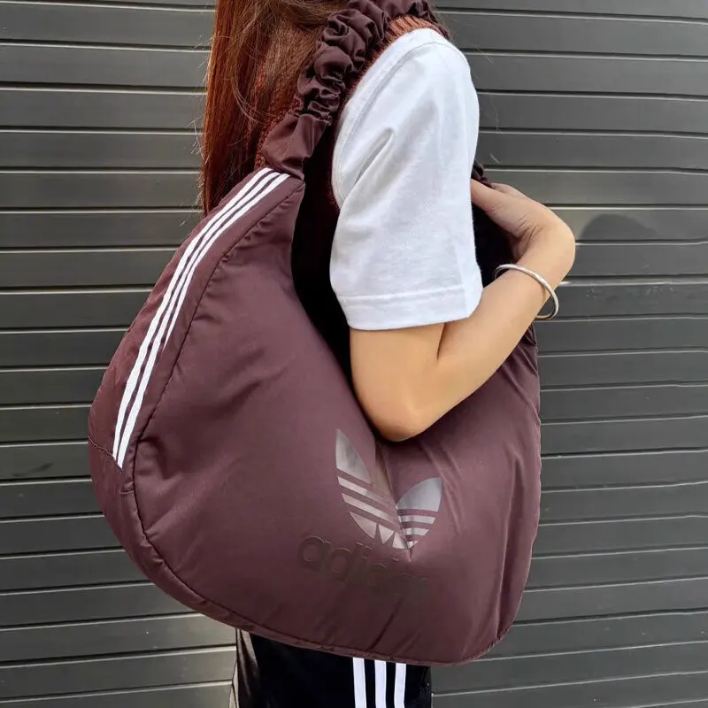 Adidas Fashion Line Borsa a tracolla viola prugna Resistente pelle vegana Design unico per Trendingsetters Streetwear e viaggi di shopping