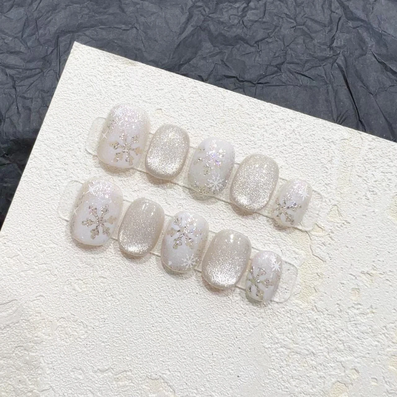 10 teile/beutel Schneeflocken Muster Katze Magnetische Wirkung Nude Farbe Handgemachte Presse Auf Nägel M/S Größe Kurze Runde Volle Abdeckung falsche Nägel Image