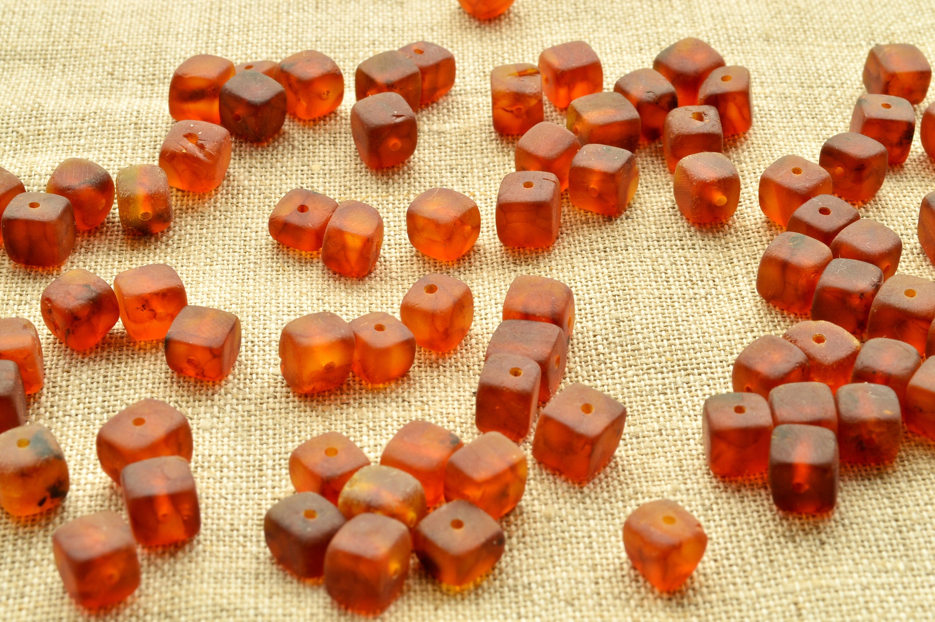 Perline di ambra baltica a cubo da 5-6 mm, pietre preziose non lucidate, dimensioni 5-6 mm, perline color cognac