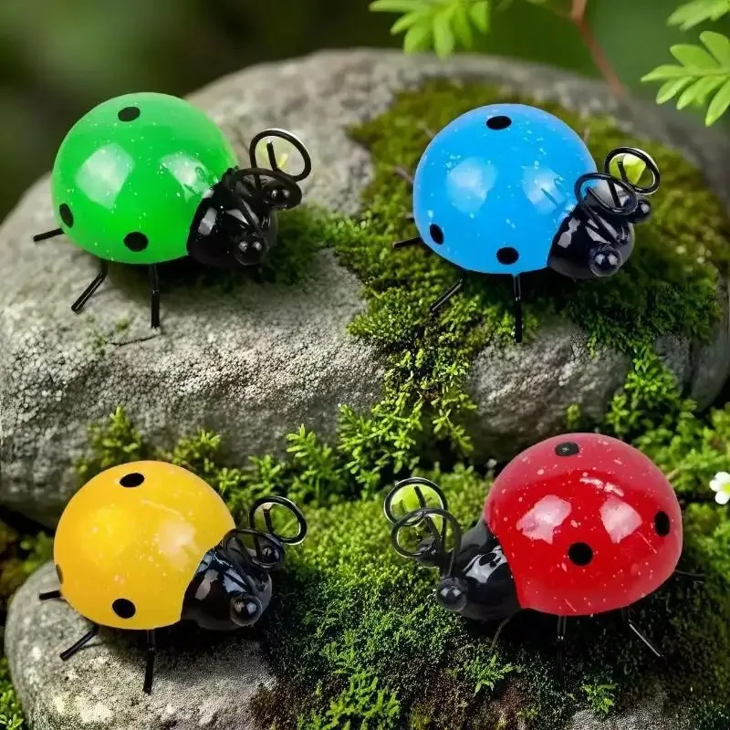 Neu eingetroffen: 4er-Set Metall-Garten-Wandkunst, dekorative niedliche Marienkäfer-Wandskulpturen für den Außenbereich, Metall-Marienkäfer-Gartendekorationen
