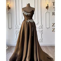 Elegantes A-Linien-Satin-Kleid ohne Ärmel und Träger mit Kristallverzierungen und gerafften Details für formelle Hochzeiten