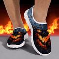 Sneakers slip-on da uomo in rete con stampa di teschi infuocati: scarpe casual per Halloween, adatte a feste, viaggi e uso quotidiano
