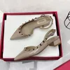 2025 neue Damen-Sandalen mit Metallnieten und niedrigem Absatz, 3 cm Plattform, bequeme Sommer-Schuhe mit spitzer Zehenpartie, Freizeitschuhe für Damen, elegante Schuhe