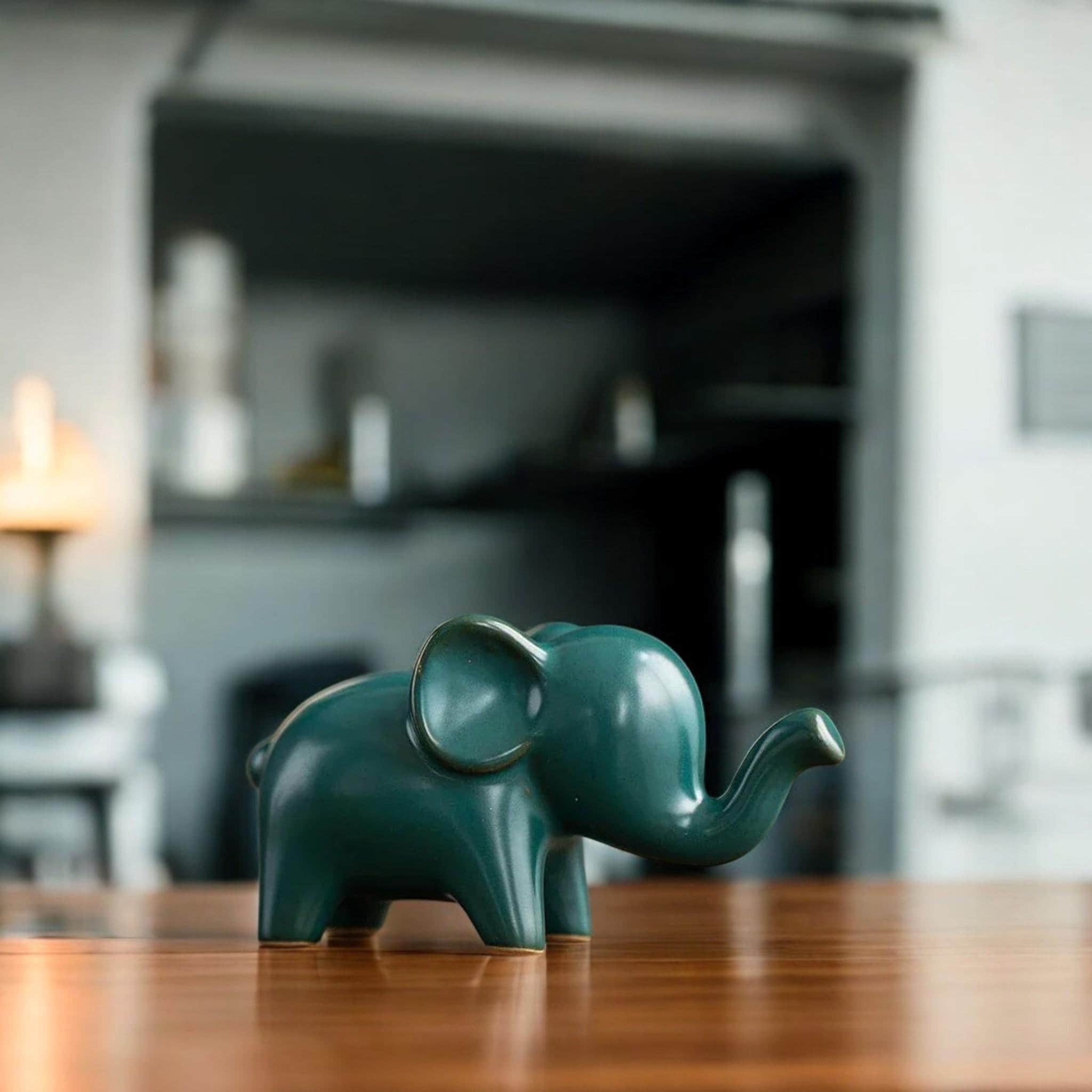 Mini statuetta in ceramica a forma di elefante, statuetta animale contemporanea, decorazione minimalista per scrivania, elegante ornamento per casa e