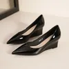 Mode Frauen Pumpen Sexy Flacher Mund Patent Leder Keilabsatz Schuhe Party Karriere Pendler Mittlerer Absatz Einzelne Schuhe