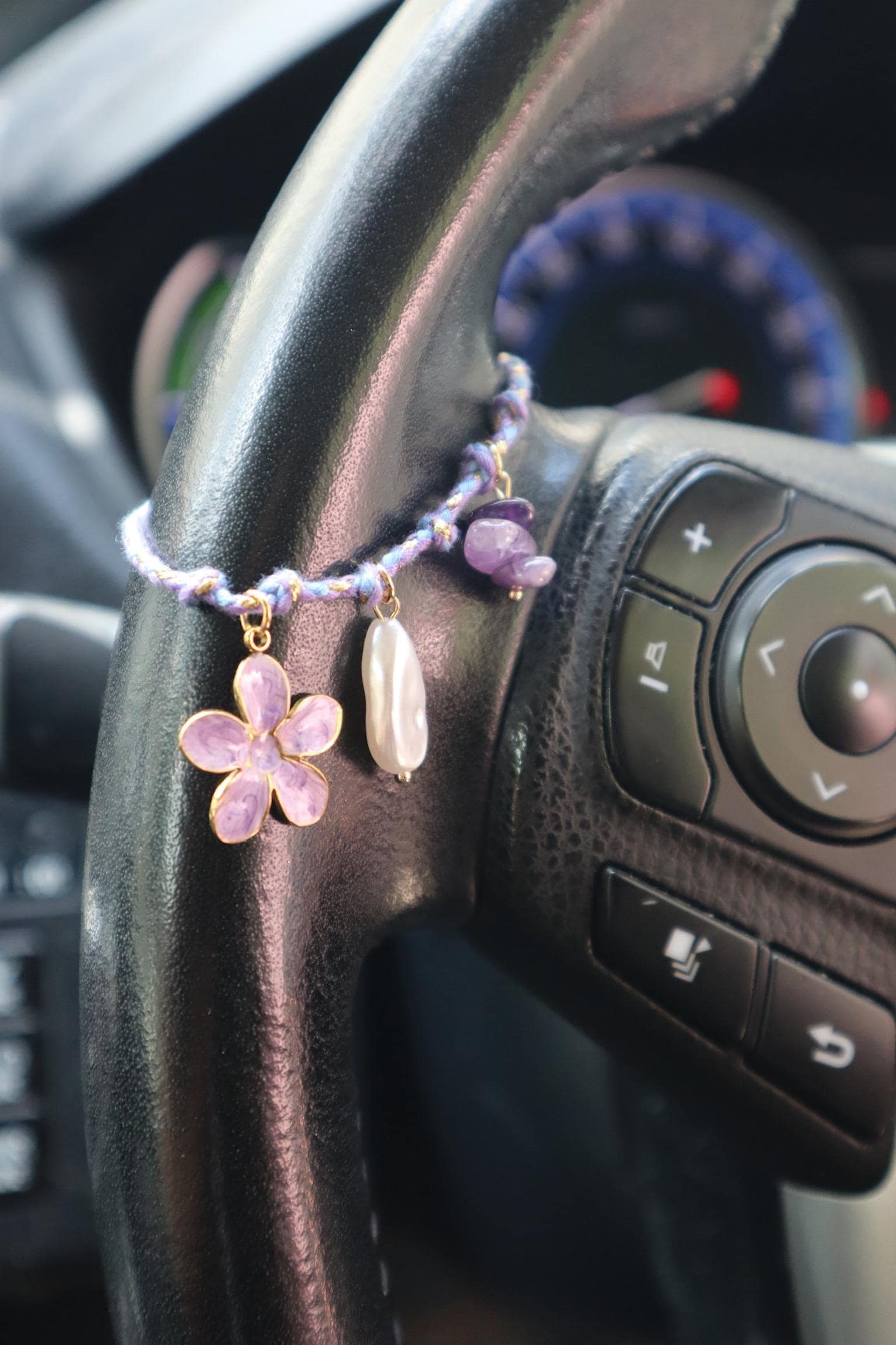 Catena con ciondolo per auto placcata in oro fatta a mano e personalizzata: catena per volante, accessori per auto floreali boho kawaii