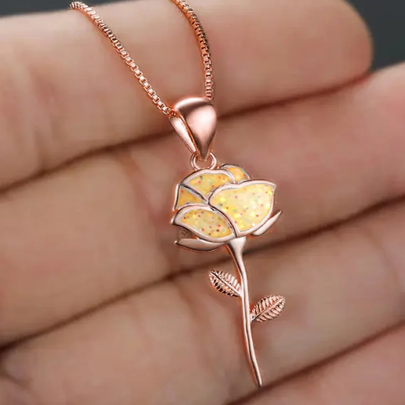 Huitan Gelbe Rose Blume Design Rose Gold Farbe Anhänger Halskette für Dame Hochzeit Verlobung Party Romantische Accessoires Schmuck