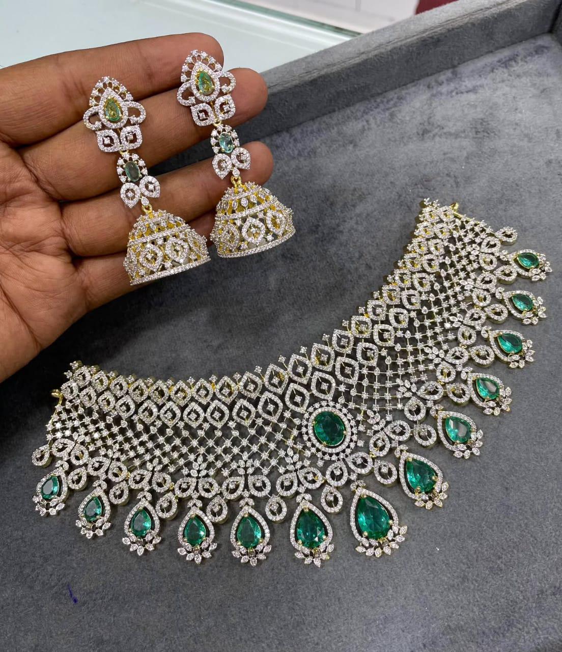 Parure di collana con orecchini e diamanti americani placcati in oro provenienti dall'India meridionale/parure di collana con orecchini e diamanti ame