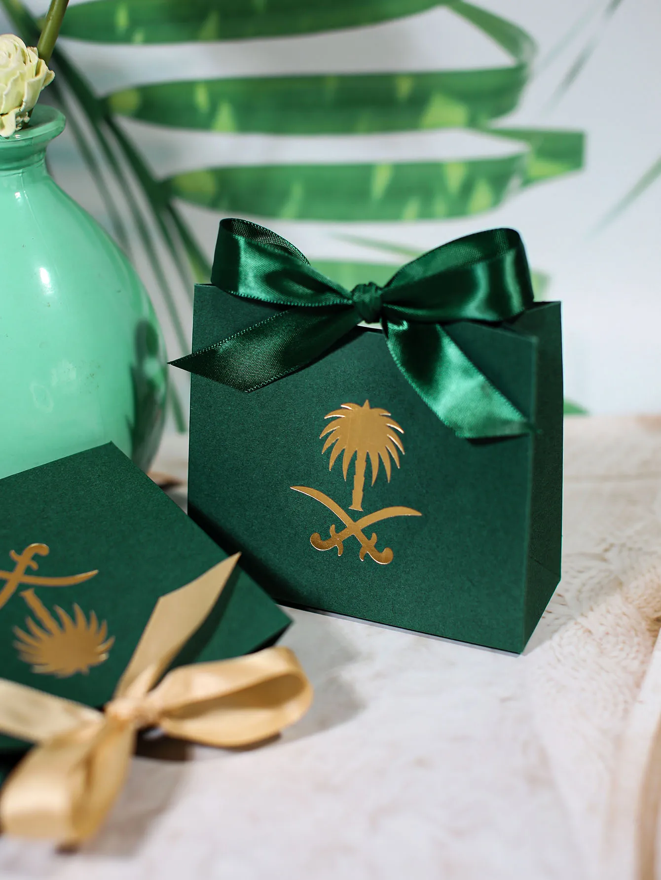 10 Stück quadratische Geschenkboxen zum Saudi-Nationaltag mit Saudi-Emblem-Aufdrucken und Satinschleifen, für patriotische Feiern Image