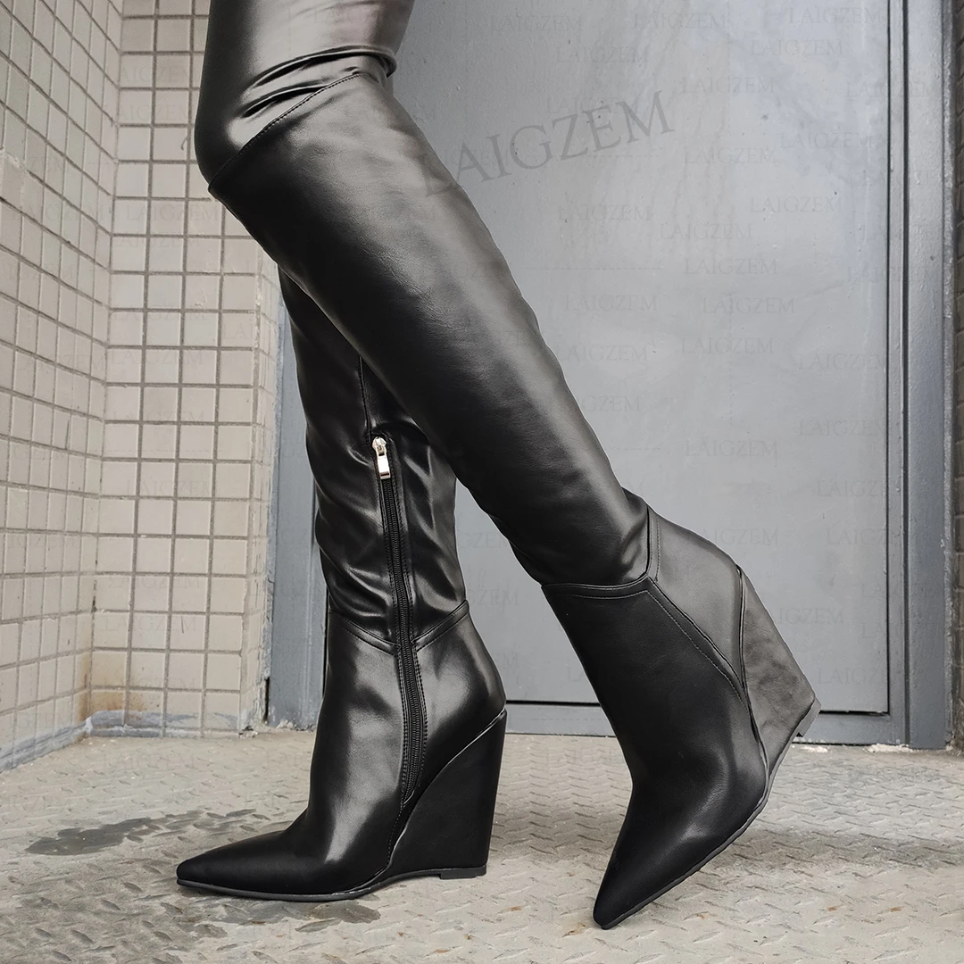 LAIGZEM Frauen Kniehohe Stiefel Spitz Seite Zip Keile Stiefel Kunstleder Weibliche Handgemachte Schuhe Frau Große Größe 38 42 44 47