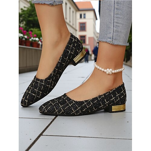 Bunte Damen-Ballerinas mit Blumenmuster und niedrigem Absatz und metallischem Akzent – bequeme Schuhe im künstlerischen Vintage-Stil für herbstliche Streetwear und Stadtbummel Image