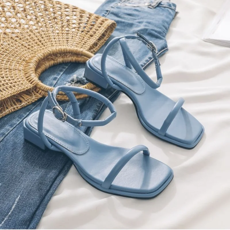 Modische Damenschuhe 2025, weibliche Sandale, Schnalle, mittelhoher Riemen, Med-Block-Absätze, luxuriöse Peep-Mädchen, beige, mittelgroße, klobige Sandalen