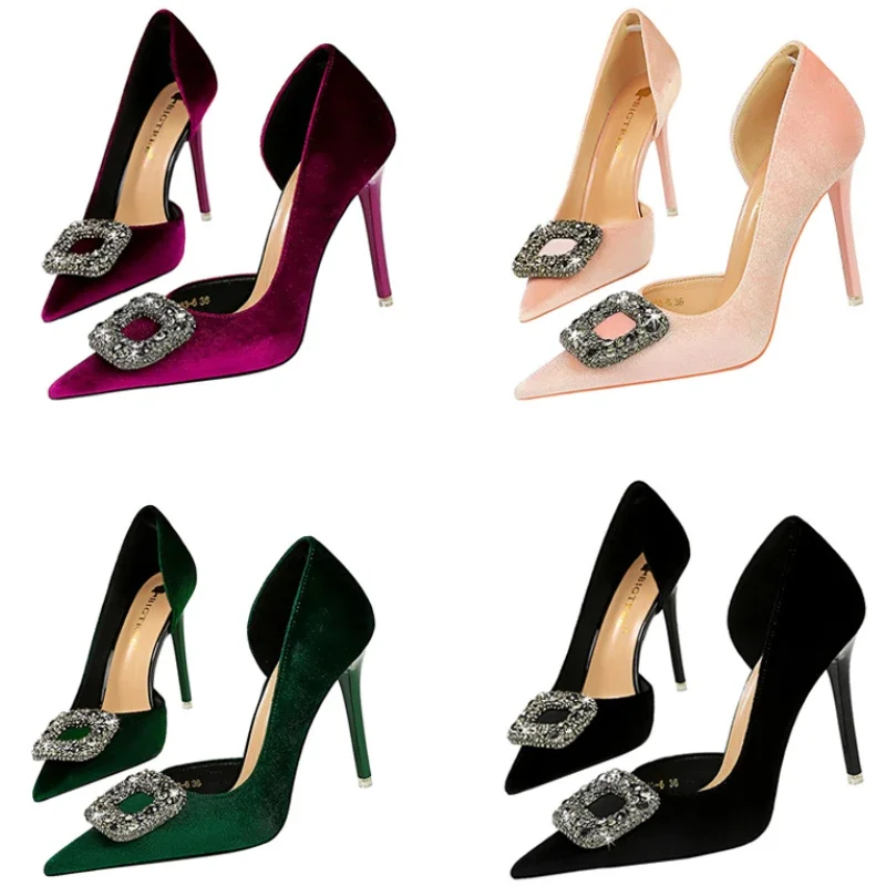 Frauen 10,5 cm Super High Heels spitzen Zehen Seite hohle Arbeit Pumps Metall Kristall Schnalle Samt Stiletto Mode Bankett Dame Schuhe