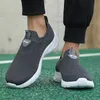 Herrenschuhe Luxus Designer Casual mit Spikes Sommer Mokassins Slip-in-Schuhe Herrenschuhe zum Verkauf im Sommer Casual Sneaker
