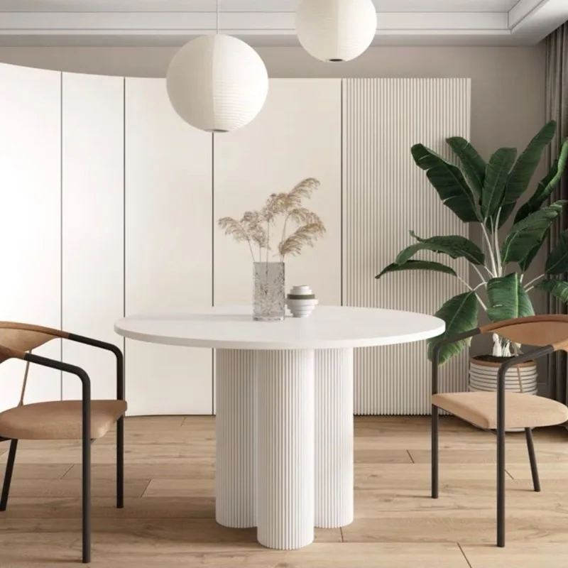 Cremefarbener runder Esstisch mit Steinplatte, leichter, luxuriöser, moderner, einfacher französischer, minimalistischer Esstisch für Zuhause, kleine Wohnung Image