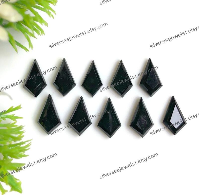 Pietra preziosa sfaccettata in onice nero, 7 x 12 mm, taglio a gradini, forma a forma di aquilone, 10 pezzi, sciolta, sfaccettata, per la creazione di