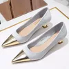 BIGTREE Schuhe Damen Metallgemusterte Seide Schuhe mit niedrigem Absatz Metallspleißung spitze Kitten-Absätze 3 cm Elegante Bankettschuhe Größe 43