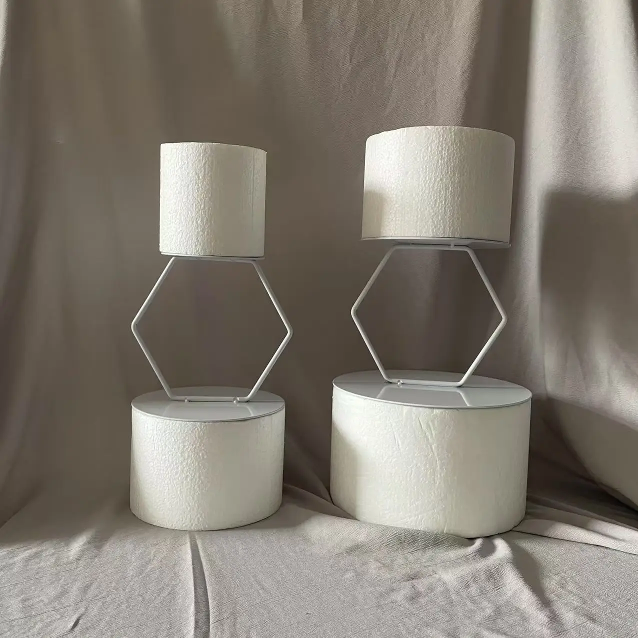 Weißer Metall-Schwebe-Hexagon-Kuchenständer für Partydekoration Hochzeit Geburtstag Dekorativer Metall-Kuchenständer Image