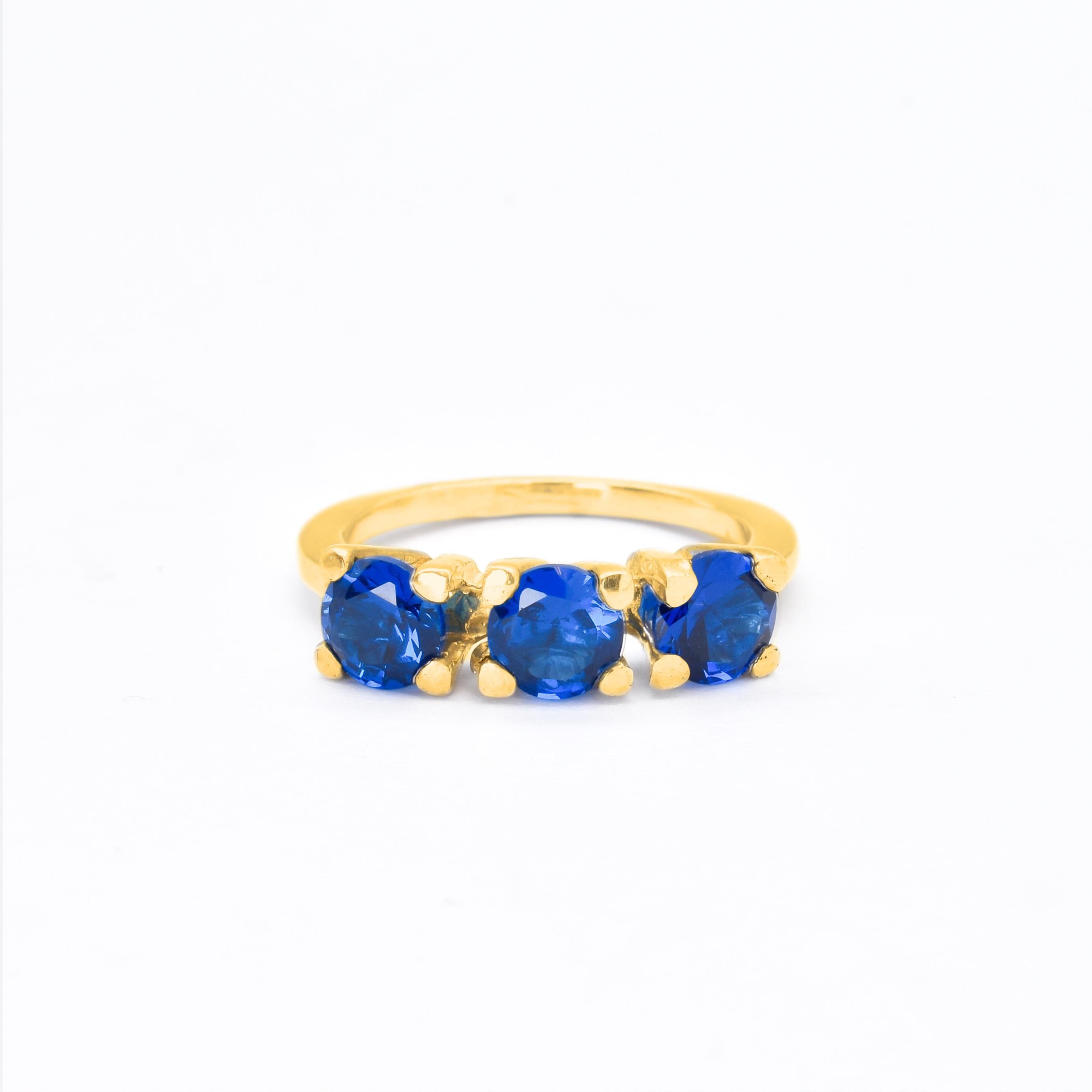 Anello in oro con zaffiro, zaffiro creato, anello trilogia blu, fascia con tre pietre, anello Trinity con zaffiro, anello blu vintage, oro di Adina