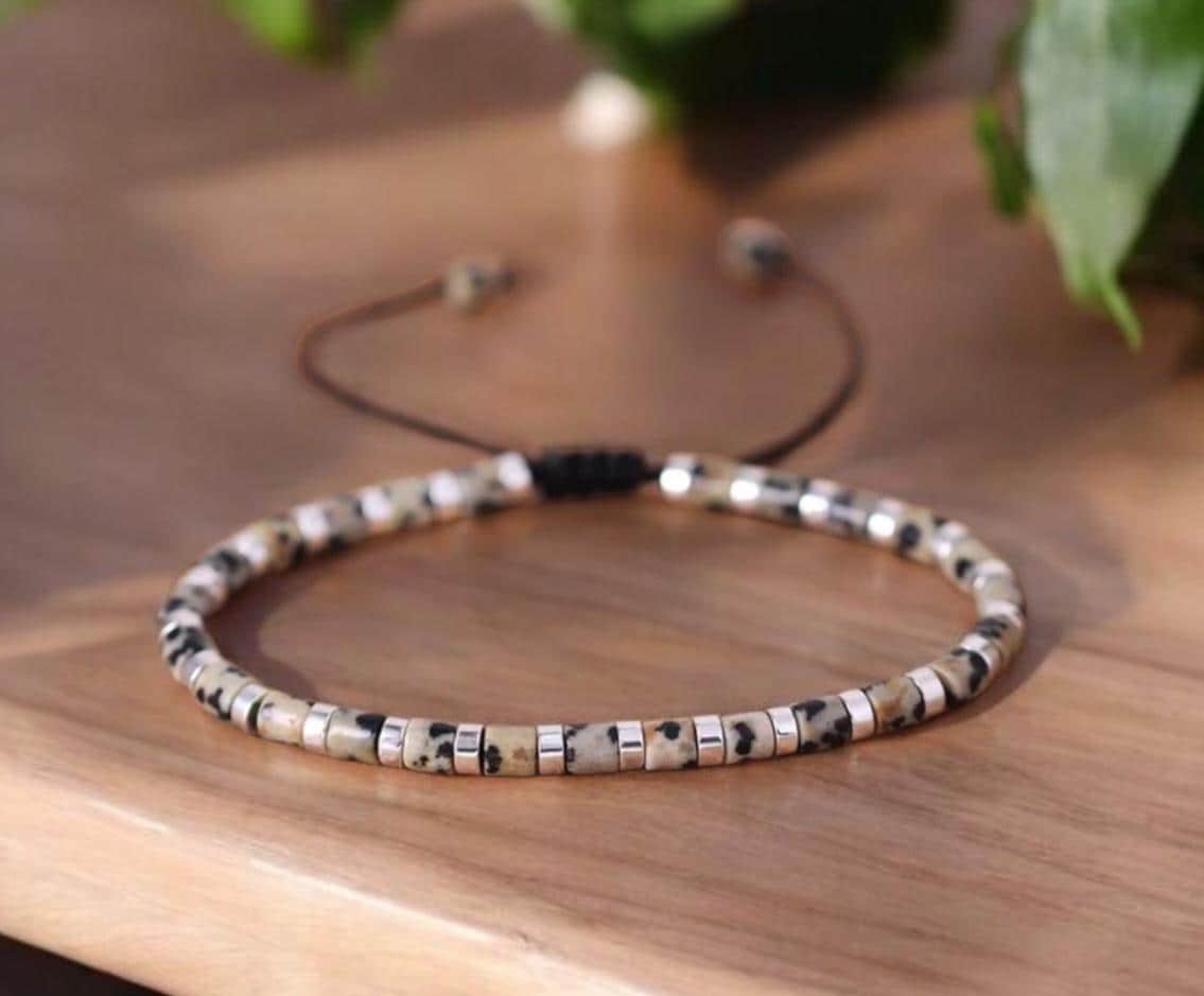Braccialetto delicato dalmata con perline 4×4 mm Braccialetto con perline in pietra naturale Braccialetto minimalista tibetano Braccialetto boho
