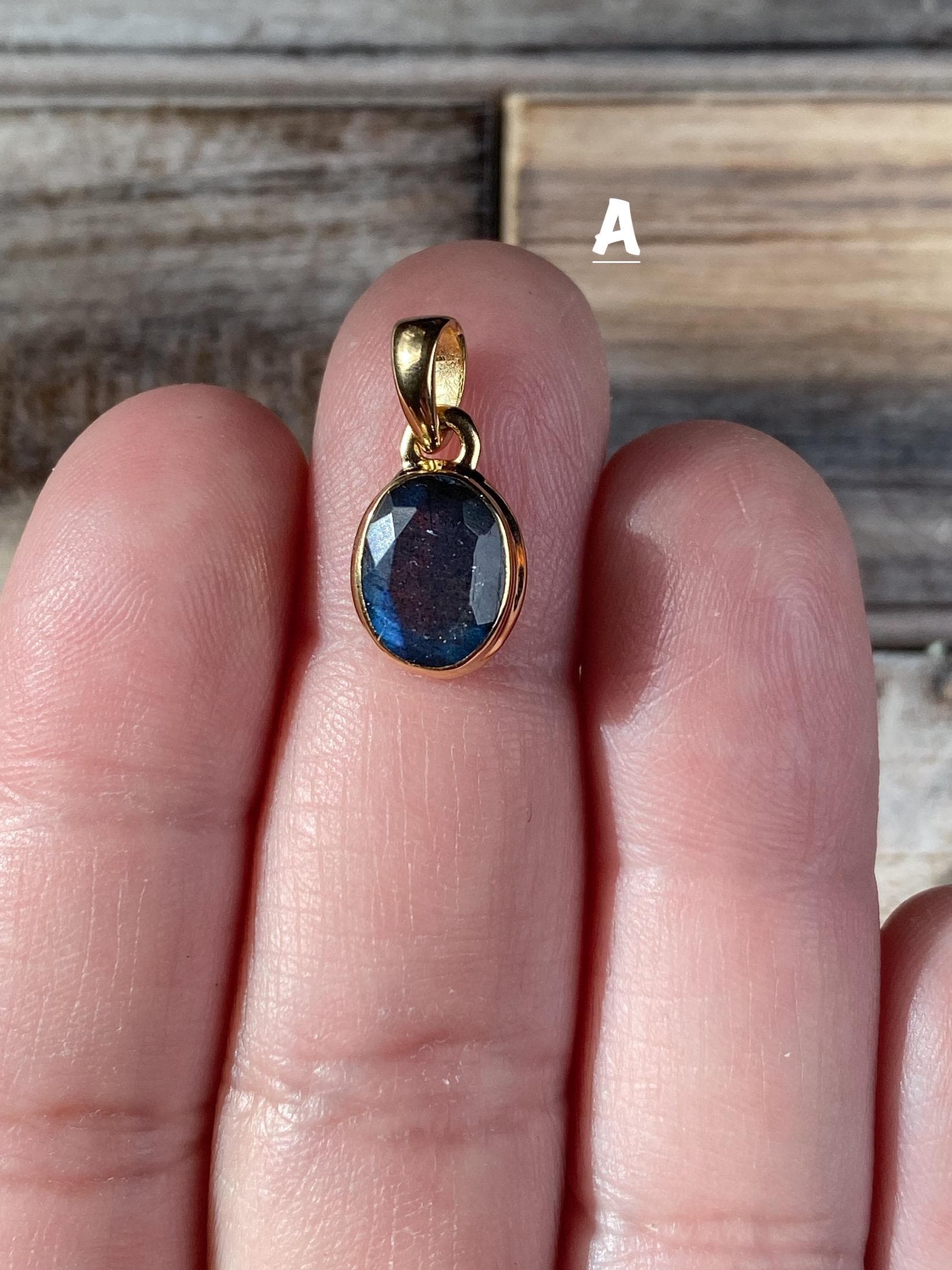 Ciondolo in labradorite placcato oro 18k / (1) A tua scelta / Un ciondolo in labradorite in oro / Placcato in oro 18k su argento sterling / Sfaccettat