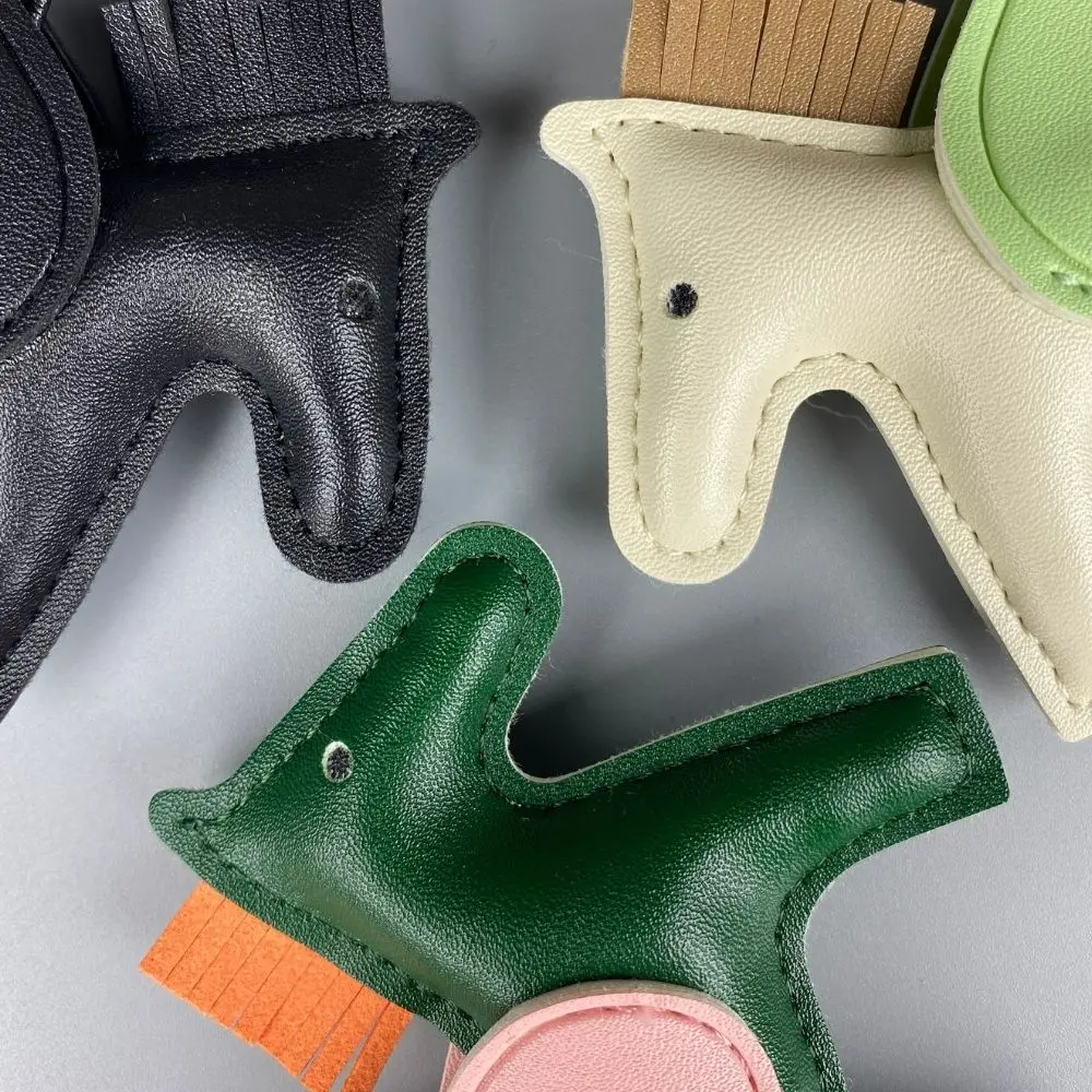 Entzückender Schlüsselanhänger mit geflügeltem Pony | Taschenanhänger aus PU-Leder mit Quastenschwanz, süßes Taschendekor, mehrere Farben. Image