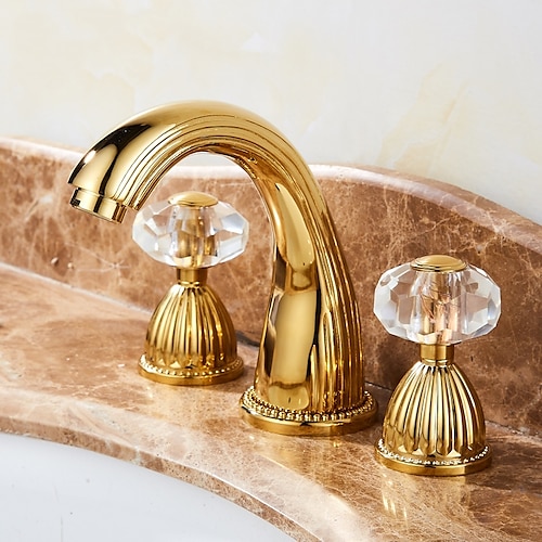 weit verbreitete Waschbecken-Mischbatterie, 3-Loch-2-Griff-Waschtischarmatur, Retro-Stil-Kristallgriff-Messing-Waschbecken-Wasserhahn mit Versorgungsleitungen und Warmwasserschlauch an Deck montiert Image
