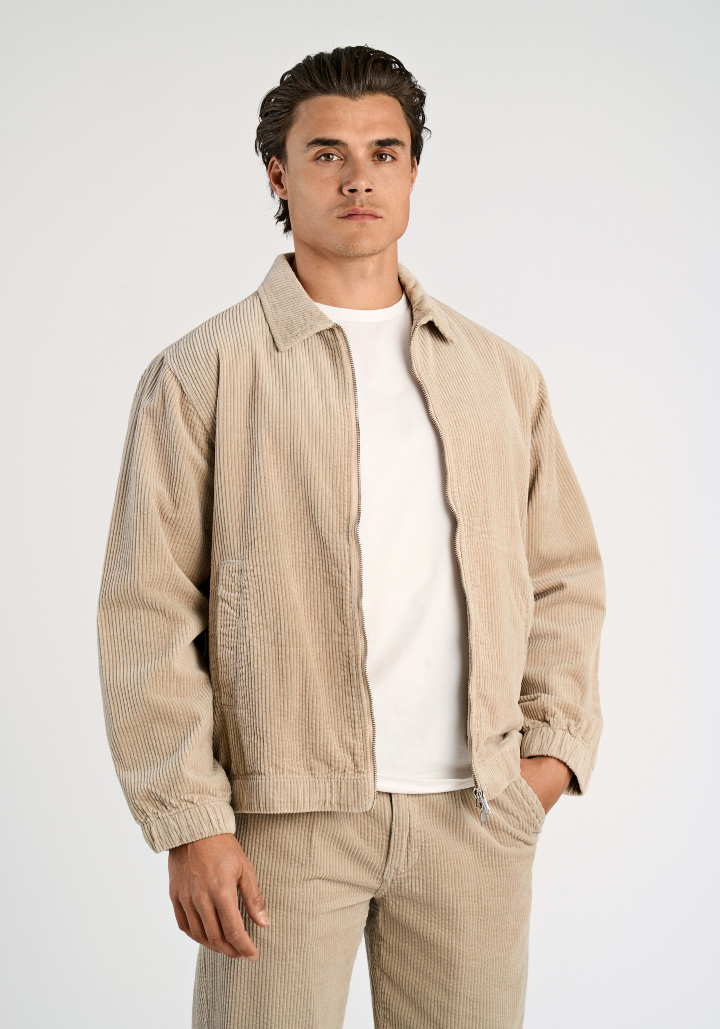 Cordjacke LINDBERGH, Herren, Gr. M, beige (lt stone), Cord, Obermaterial: 100% Baumwolle. Futter: 50% Baumwolle, 50% Polyester, unifarben, regular fit hüftbedeckend, Rundhals, elastischer Bund, Jacken, mit 2-Wege-Reißverschluss