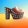 Braun viele runde Nieten Dekor Peep Toe Hausschuhe Plattform klobigen High Heel Retro elegante Party 2025, sexy Frauen Schuhe Para Mujere