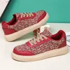 Stickerei Skate Schuhe Männer Frauen Plattform Rot Städtischen Turnschuhe Männlichen Komfort Low Top Skateboard Schuhe Mann zapatos de skate