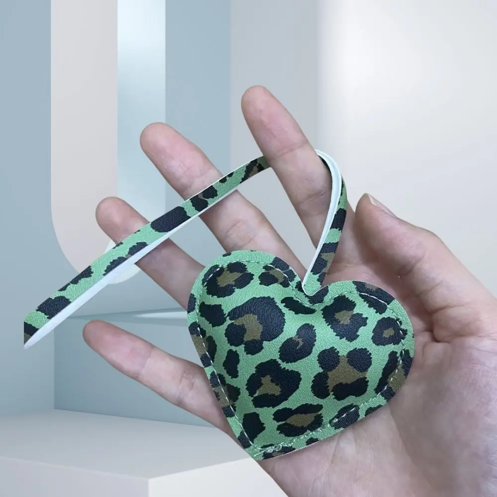 Herz-Schlüsselanhänger mit Leopardenmuster – gepolsterter Schlüsselbandanhänger aus Kunstleder für Taschen und Telefone Image